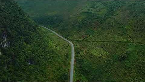 Cung đường này nổi tiếng với cảnh quan thiên nhiên hùng vĩ, và một bên là dòng sông Nho Quế :