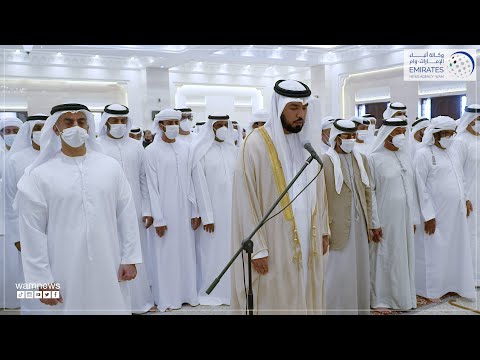 طحنون بن محمد والشيوخ يؤدون صلاة الجنازة على جثمان الشيخة عائشة بنت محمد آل نهيان