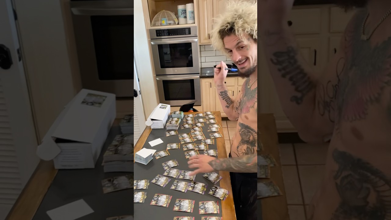 ⁠@SugaSeanUFC подписывает НОВЫЕ карты Topps Chrome 2025 