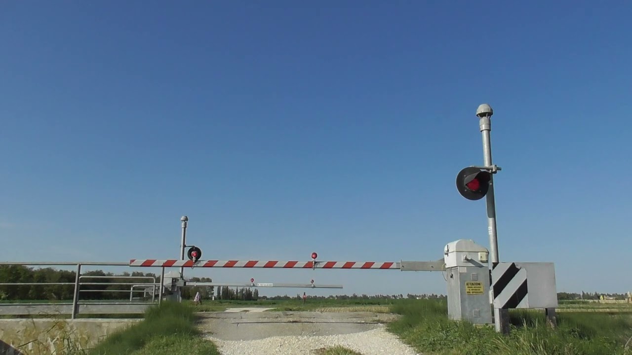 Passaggio a livello n.10 - Migliaro - Via Punta km 40+668 (HD1080 50p)