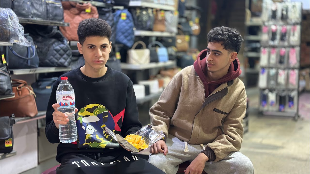  صاحب المحل يطرد ولد بسبب فطاره في نهار رمضان !