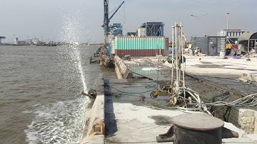 Cắt bê tông bằng máy cắt dây kim cương, tháo dỡ công trình công nghiệp