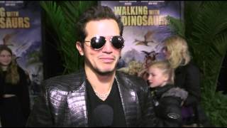 Видео с премьеры анимации Прогулки с динозаврами. HD(Интервью с Джоном Легуизамо, который озвучил в мультфильме Прогулки с динозаврами персонажа по имени Алекс..., 2013-12-16T16:33:58.000Z)