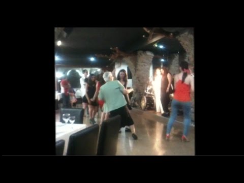 ბებო რესტორანში აჯაზებს