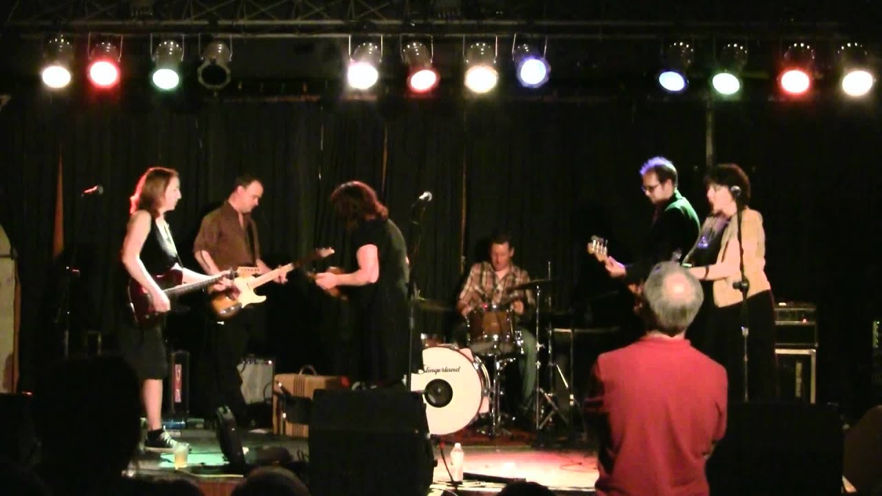 Tres Chicas - Hold On - YouTube