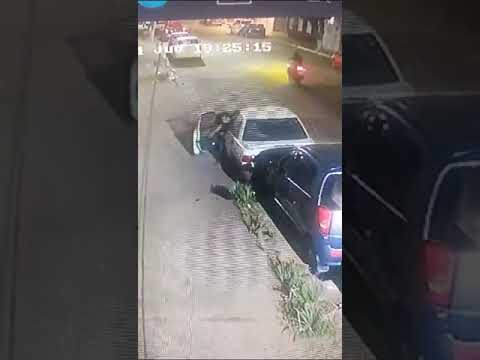 Captan a delincuente robando en un automóvil