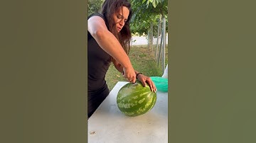 Πως κοβουμε το καρπουζι #funny #humor #greekcomedy#greece #memes #greecemoments #nails #visitgreece