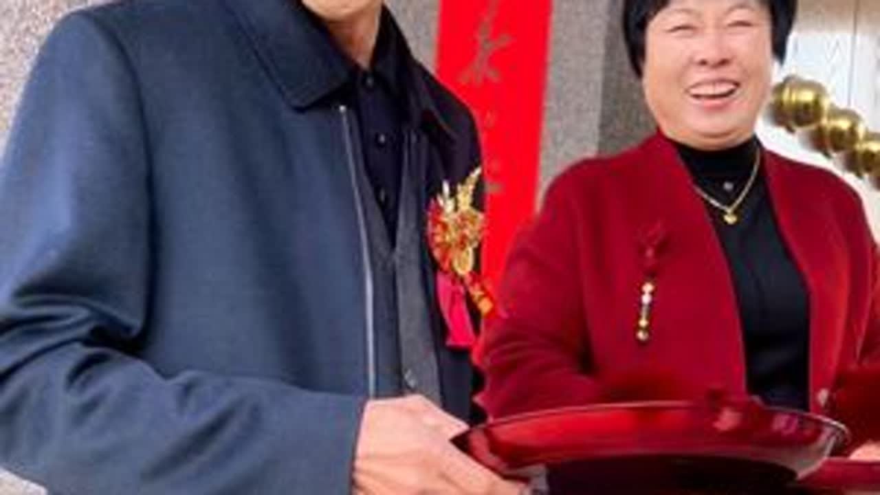 闫家有喜事，亲友共团聚，笑语盈盈间，亲情暖人心。主家热情招待诚意满，亲友百忙抽身登门贺。好一派喜气洋洋热闹景象。恭祝两位新人：新婚喜成，笙第和鸣，赤绳系定，白头永偕。