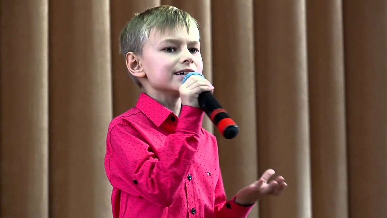 Покажи песню мальчиков. Мальчик поет классно. Маленький мальчик поет. Мальчик поет а мальчики поют. Мальчик поет про маму.