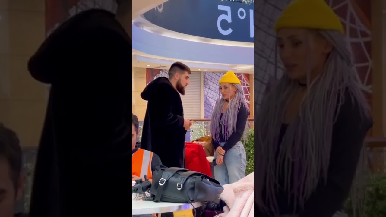 Девушка достойна уважения