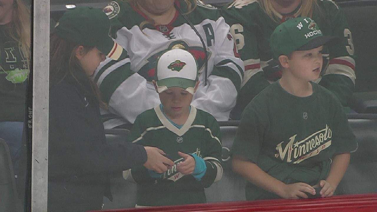 Jason Zucker pays tribute to Jaromir Jagr with awesome celebration while  debuting reverse retro jersey