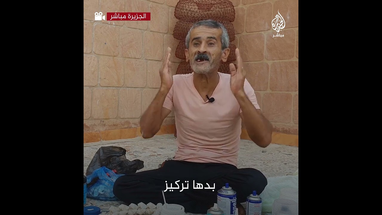 من صدف البحر.. لبناني يصنع تحفًا يدوية