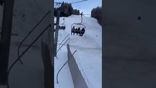 Медведь гонится за лыжником. Bear chasing a skier