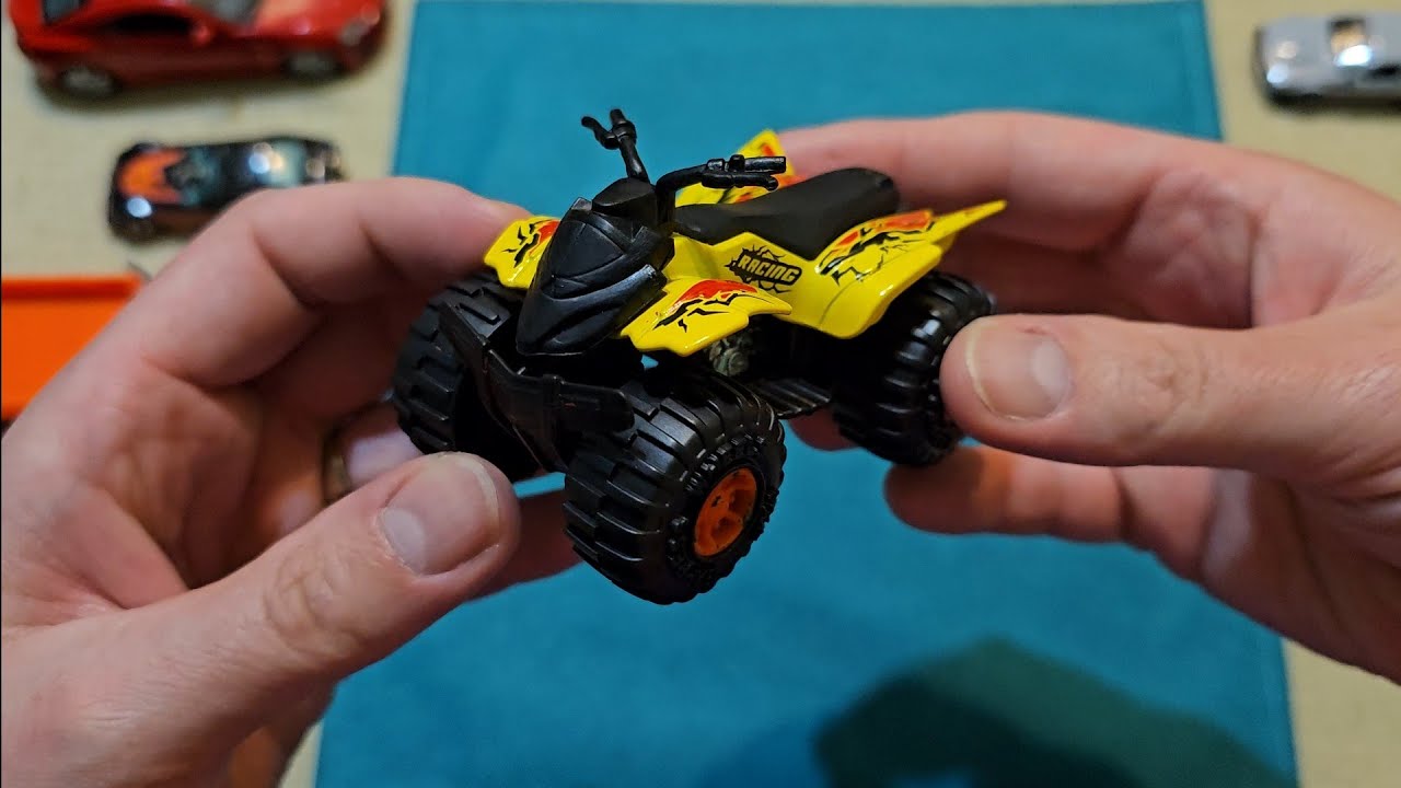 ASMR: разглядываем ещё больше игрушечных машинок и шепчемся