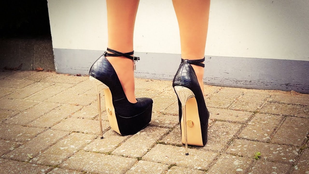 stylish black crocodile pattern Giaro platform high heels pumps 