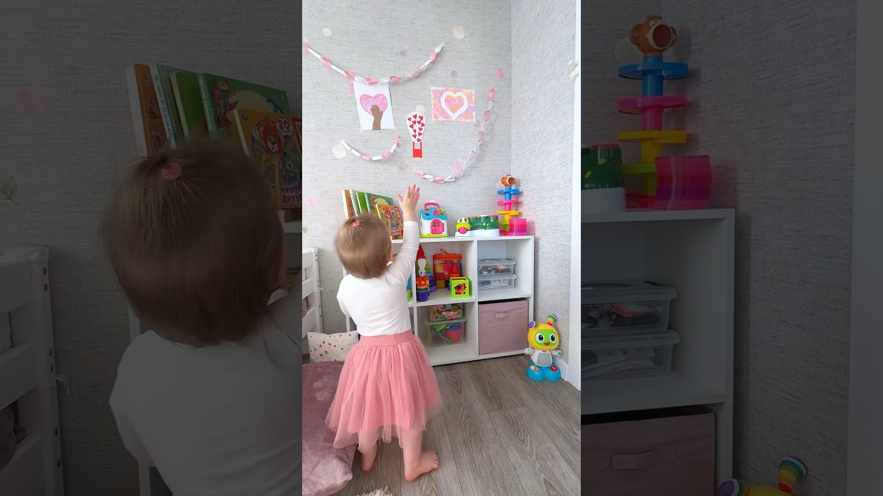 Тебе годик, ты клеишь наклеечки, а мама оформляет выставку твоих работ ...