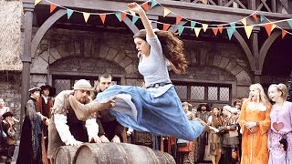 La jeune fille est maudite depuis son enfance et elle obéit sans raison aux ordres de tout le monde