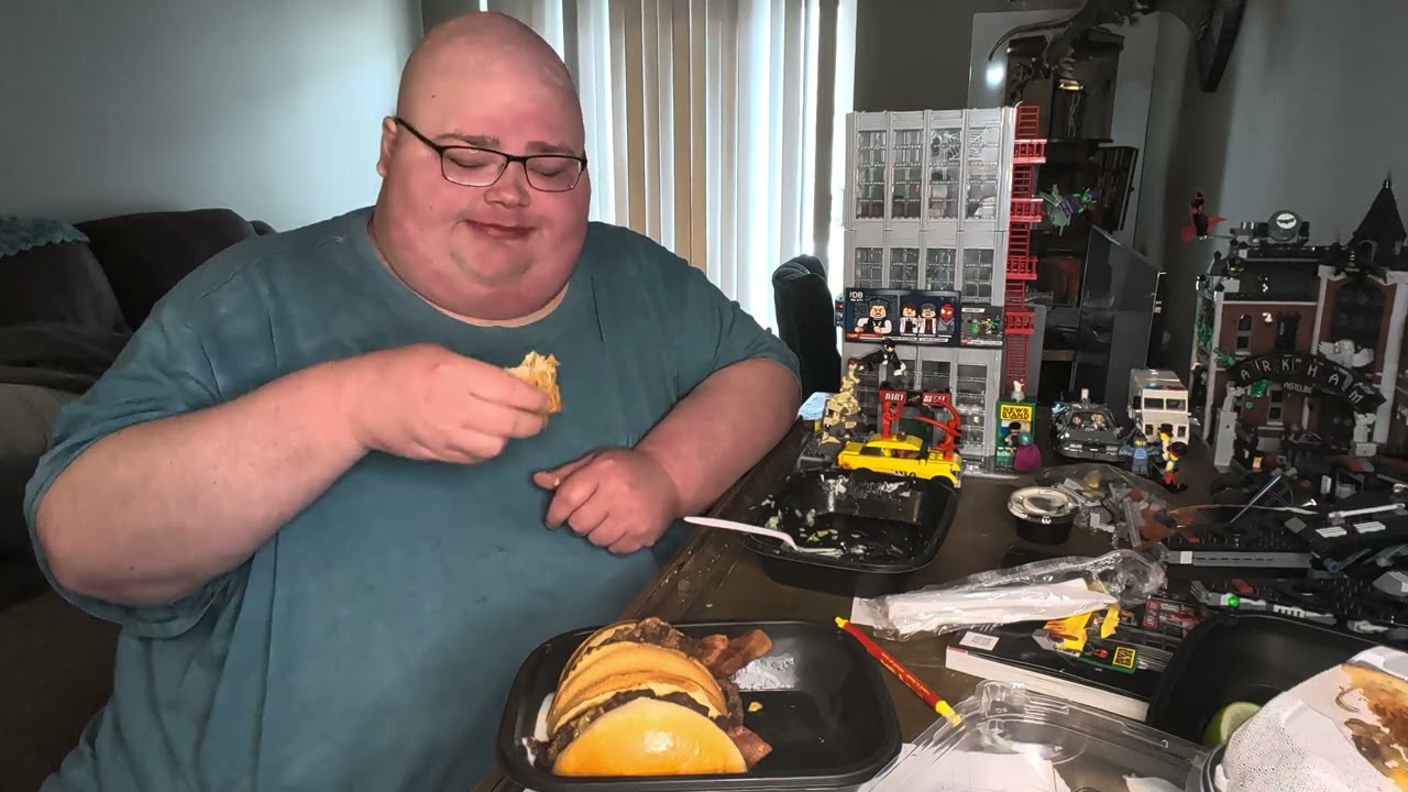 Ройс пробует бургер «О-М-ЧИЗ» из Applebee's.