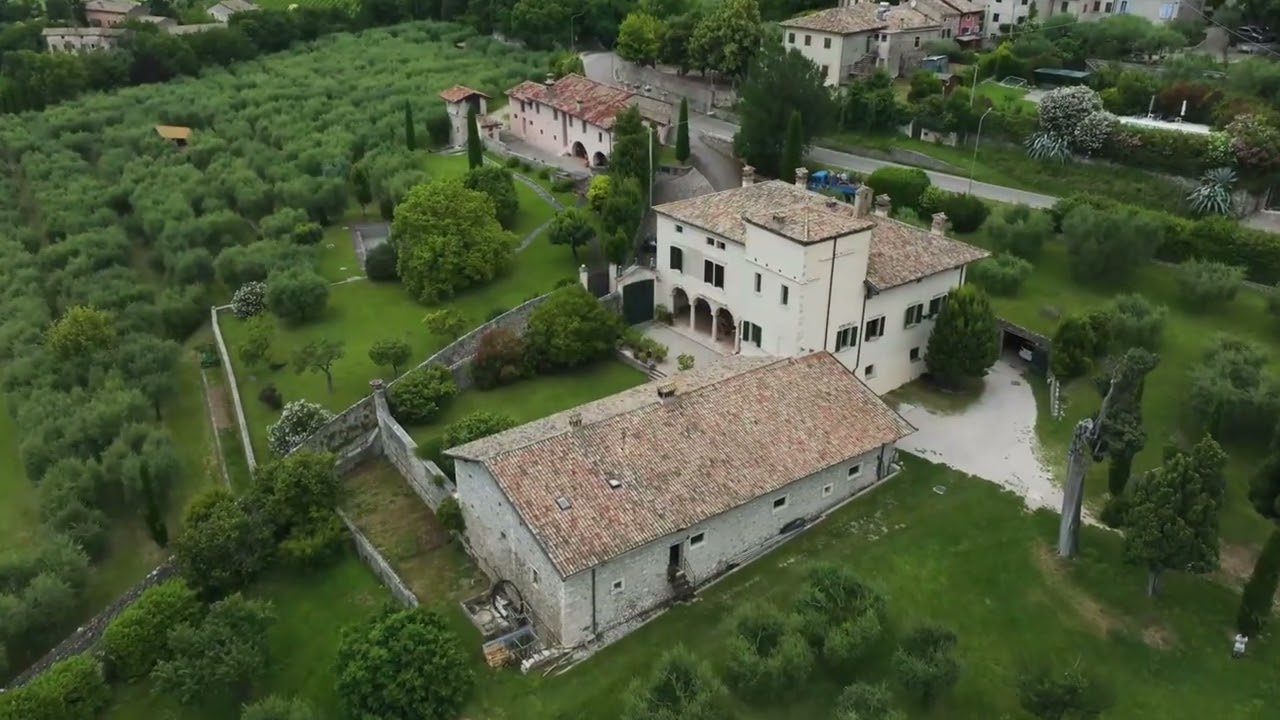 STORICA VILLA VENETA CON PARCO E VIGNETI SUL LAGO DI GARDA