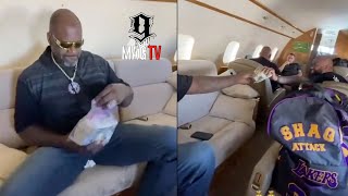 Shaq Passes Out $100k In Cash To Entourage On His Private Jet! 💰