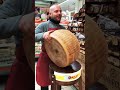 Taglio a mano di una forma di Parmigiano Reggiano 60 mesi