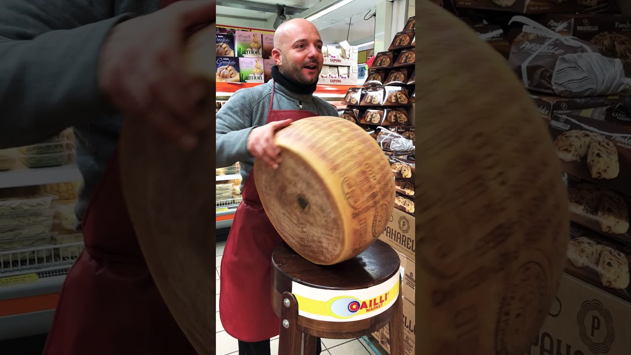 Taglio a mano di una forma di Parmigiano Reggiano 60 mesi