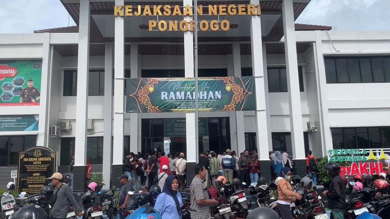 PONOROGO - Ribuan Pelanggar Hingga Pelajar Rela Antre Sidang Tilang Di Kejaksaan
