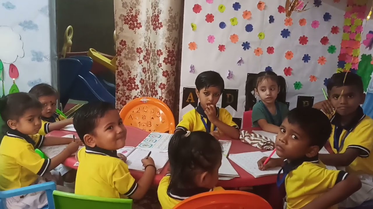 हम बहुत शरारती बच्चे है। देखा