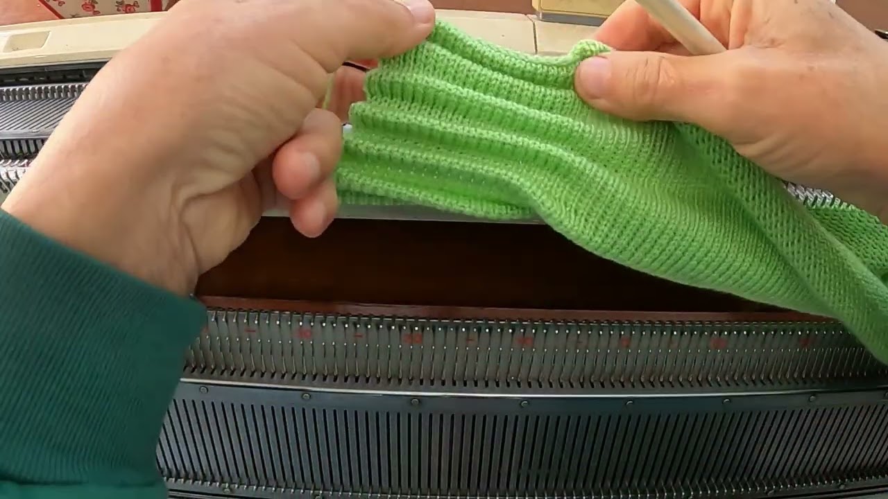 saia pregueada na máquina de tricô