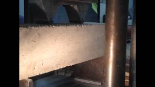 Universal testing machine: Concrete beam test.