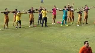 Maradona festeja con la afición la victoria 2-0 vs Leones Negros