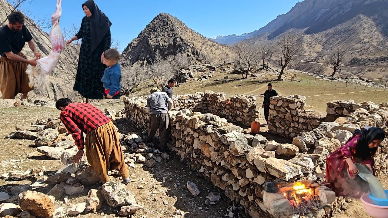 Helping Ali build a house in the mountains | A warm nomadic party in the heart of nature 🏔️🔥