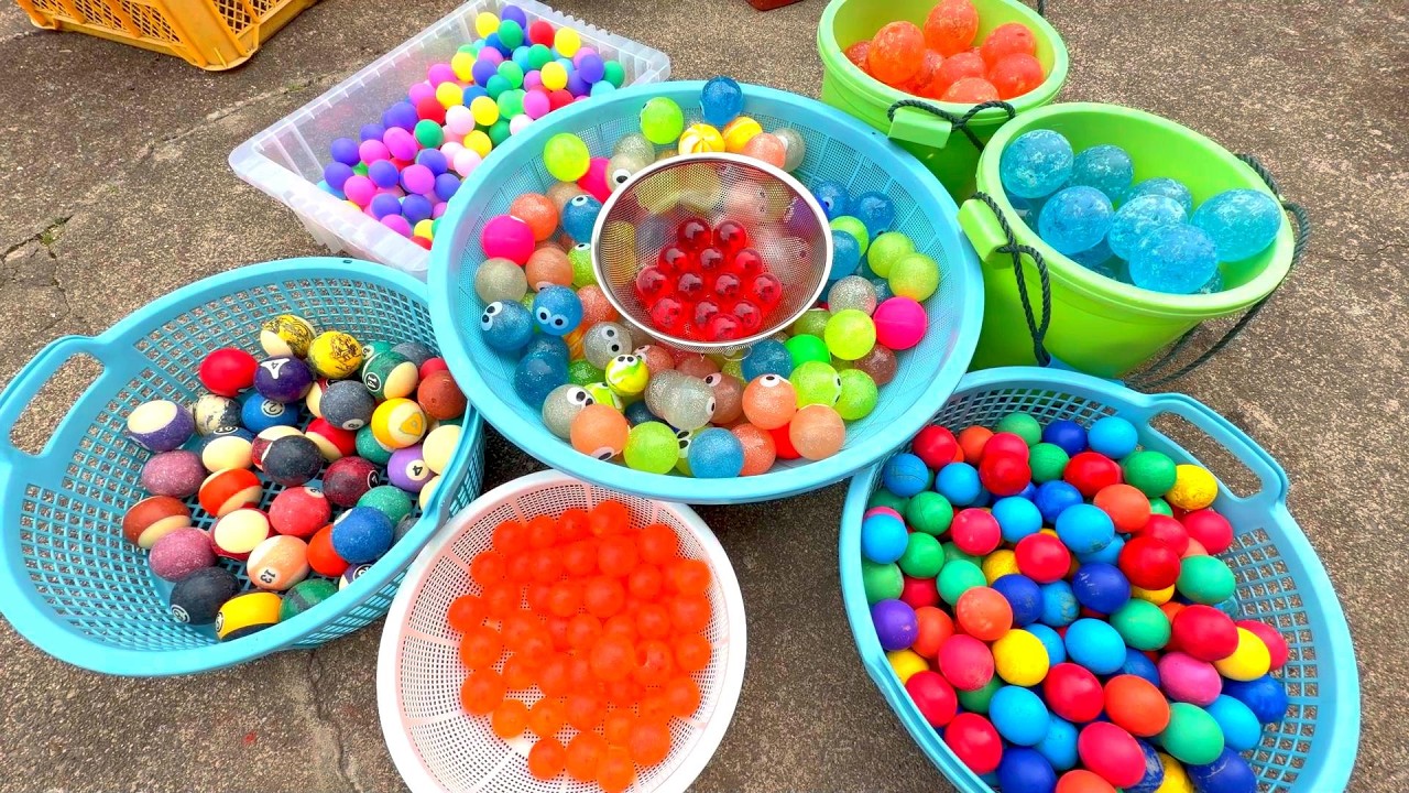 Let's enjoy the marble run live! Colorful balls roll down a handmade wooden slope