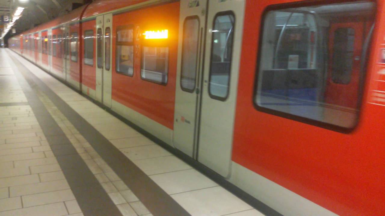 Abfahrt S-Bahn im Bahnhof Ledermuseum in Offenbach