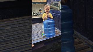 Adik Ibrahim Sampai Di Tempat Pengisian Galon