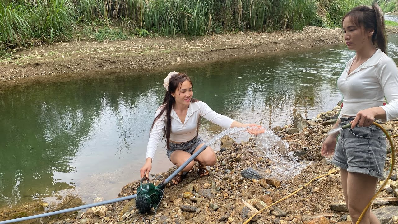 The journey of a rural repair girl bringing water to her home.