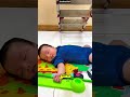 السلم كان هيقع على الطفل واللي عمله الأب صدم الجميع 