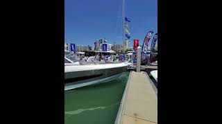Boston Whaler Outrage 420 Center Console – Sarasota Boat Show Tour | YachtBuying101.com
