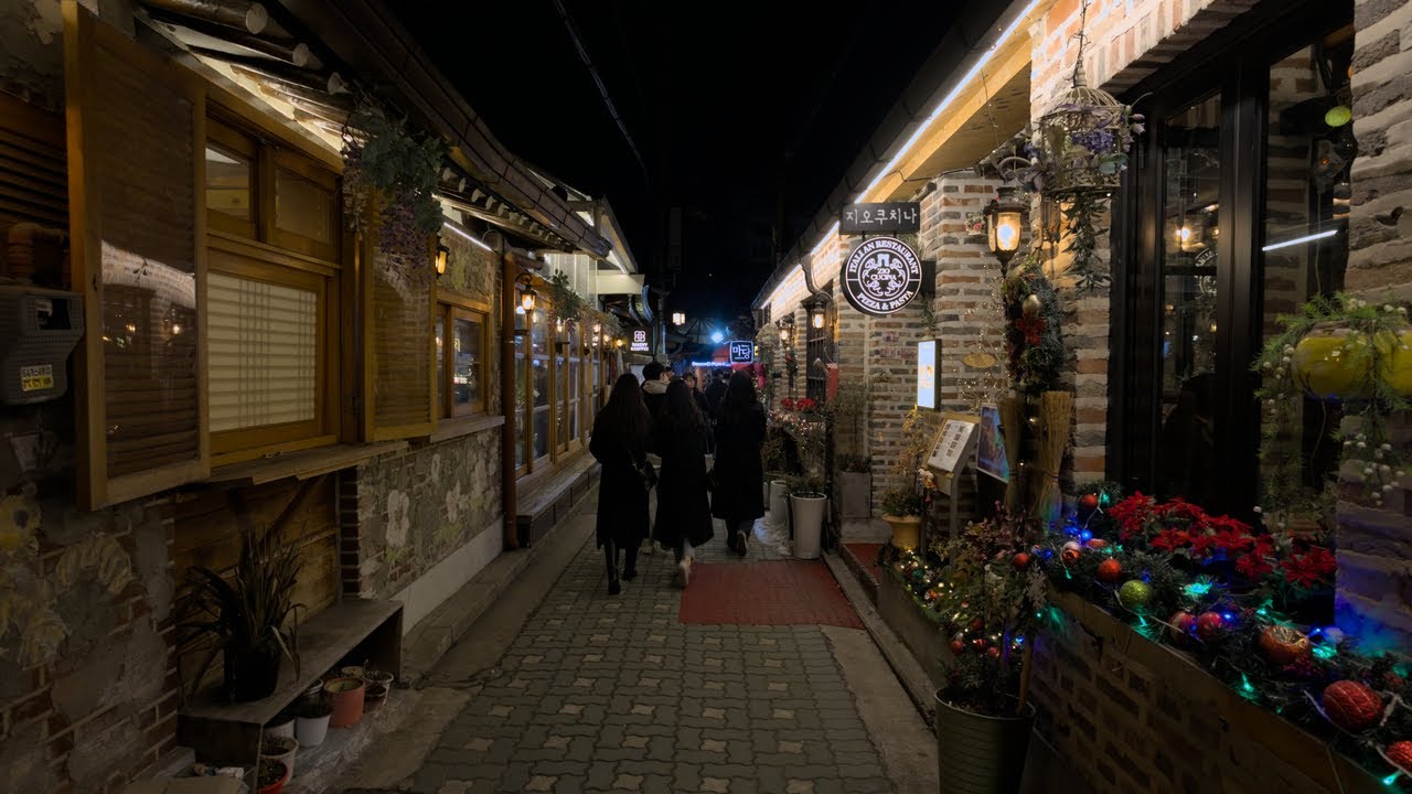 night-walk-at-ikseondong-hanok-village-food-and-cafe-street-4k