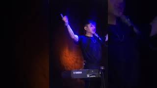 朋友在駐唱時唱巫启贤的 #你是我的唯一，唱到一半時原唱走了上台☺️🎶😍 驚喜大家🎼🎵🎤 @NATWU