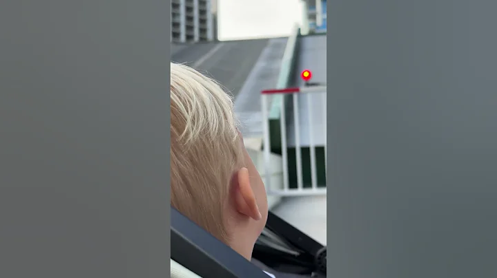 Little David is watching bridge closing. Cute Baby on the walk! - DayDayNews