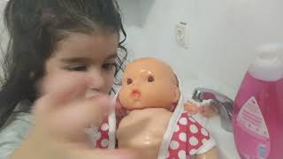 Bonyo Oyunu Meryem Pembe Küvette Bebeklerini Yikiyor