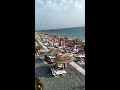 Центральный пляж поселка Лазаревское и отдыхающие перед штормом на Черном море. Видео.