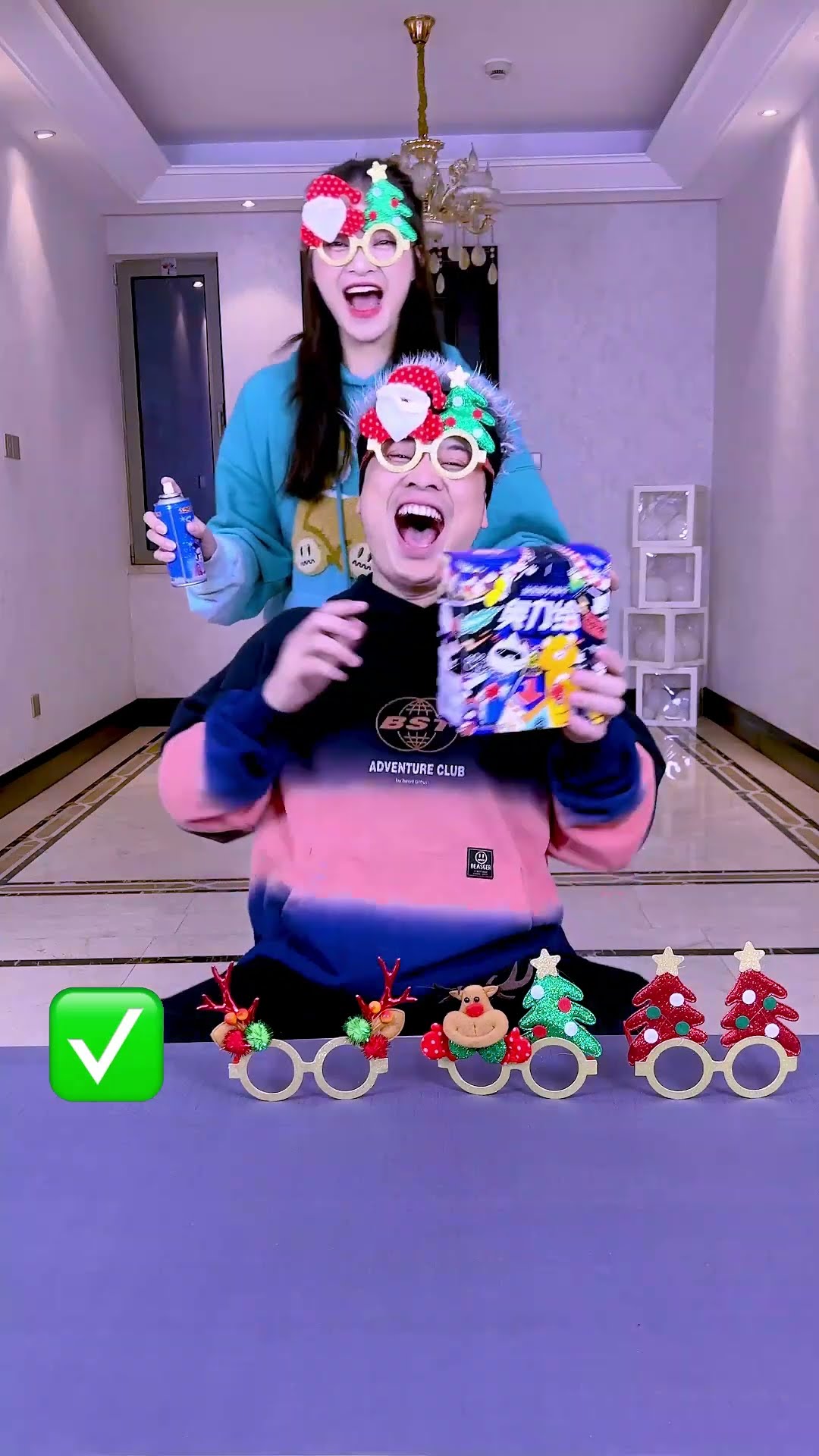 Christmas Glasses Matching Challenge, See Who Has The Best Chemistry#Funnyfamily #Partygames #Shorts