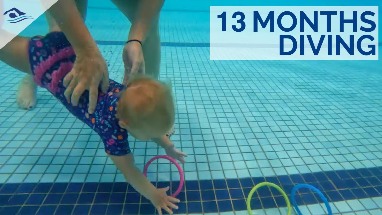 Малышка Лу-Лу (13 месяцев) плавает и ныряет за игрушками