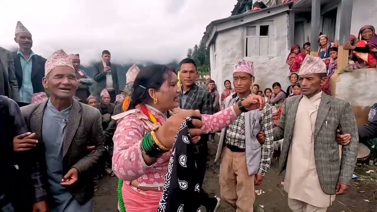 भालेका बगाल आउने यो कईति पोथी हो भने पछि पर्यो घम्साघम्सी देउडा एकचोटी हेर्नैपर्ने रमाइलो छ 