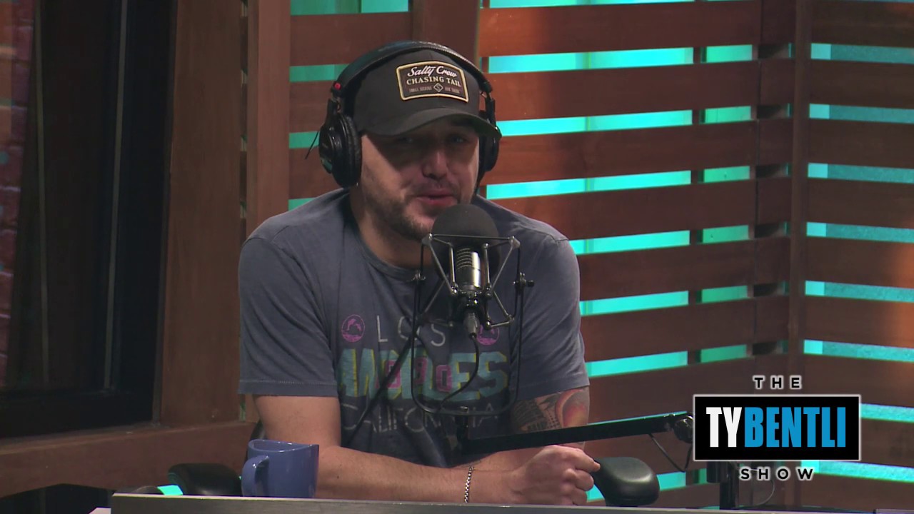 Jason Aldean Reveals He's "Renting" Kane Brown's Old House While New House Is Being Built