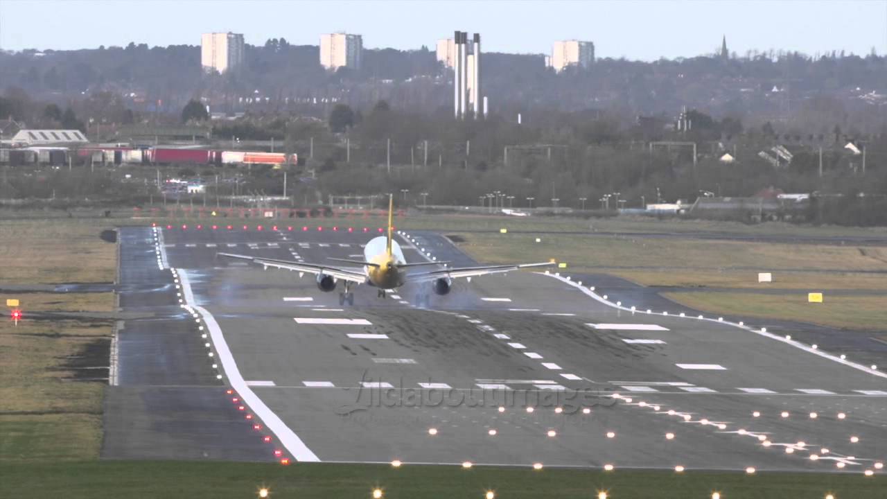 Birmingham Airport strong crosswinds (Jan15)