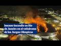 Bomberos luchan contra un enorme incendio en el velódromo del Parque Olímpico de Río de Janeiro