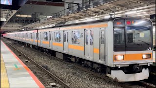 JR東日本209系1000番台ﾄﾀ81編成が中央線快速立川行きとして三鷹駅4番線を発車するシーン（1999T）2024.4.26.20:28